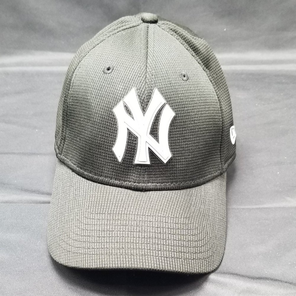 NY Yankees Baseball Cap Black and White 39Thirty Brand Med/LG MLB Merchandise